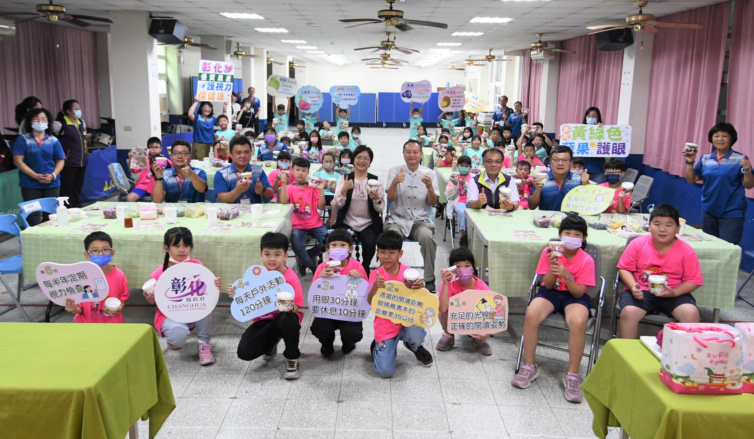▲開學的首日，彰化縣長王惠美前往彰化市國聖國小關心學童上學情形，也希望家長和學生更注重視力保健。（記者張溎壕攝）