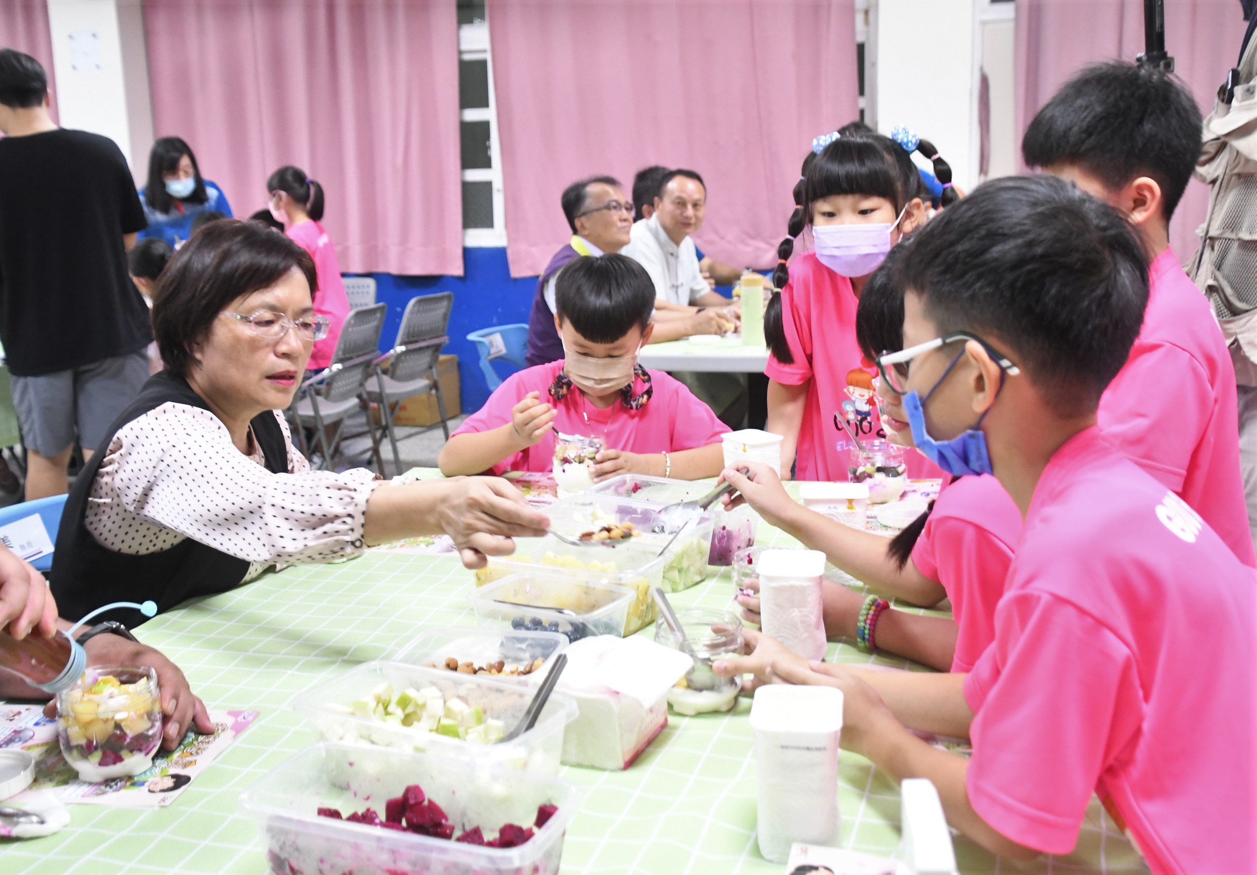 ▲開學的首日，彰化縣長王惠美前往彰化市國聖國小關心學童上學情形，也希望家長和學生更注重視力保健。（記者張溎壕攝）