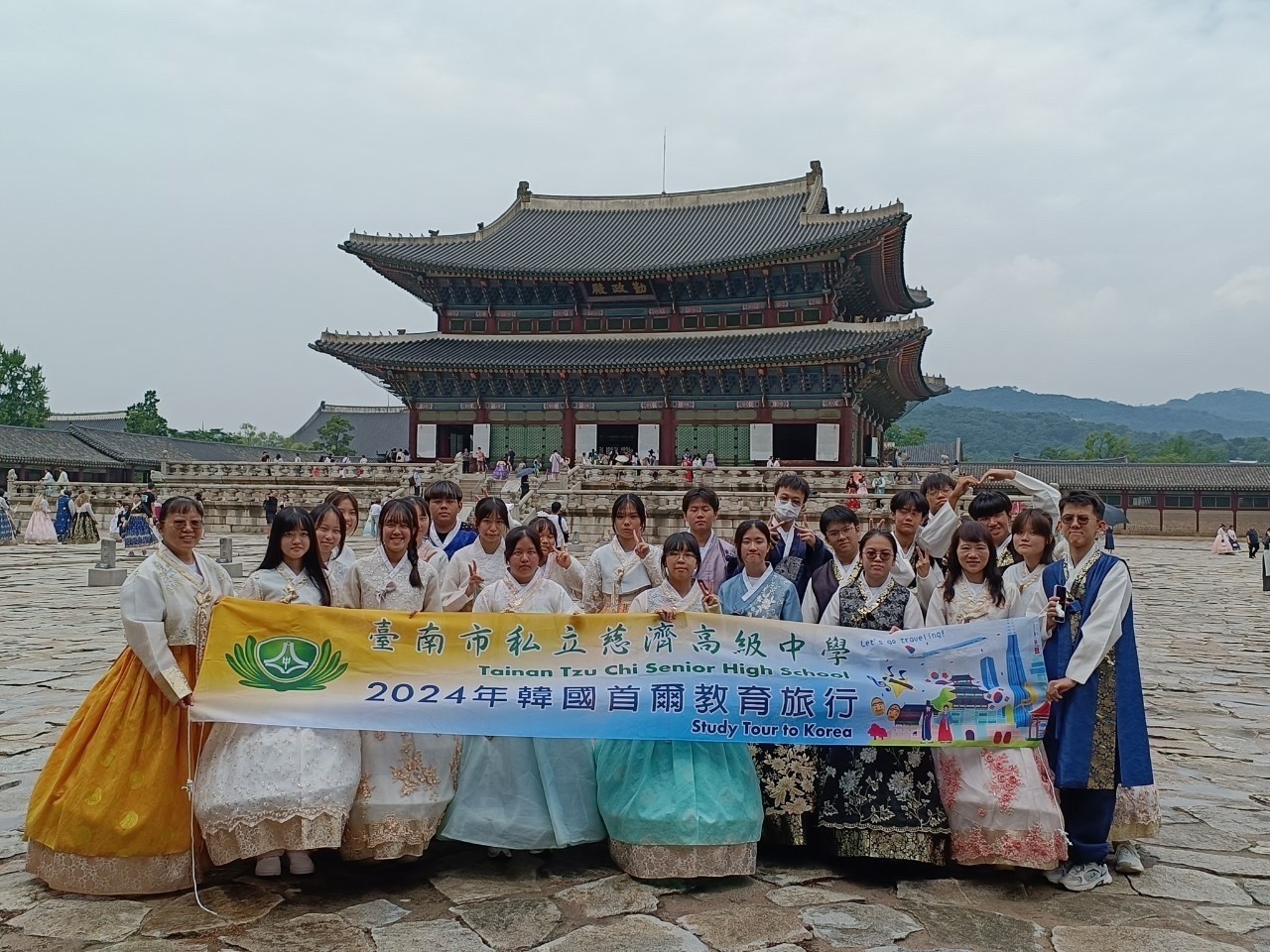 穿著韓服漫步於150年前重建的景福宮,感受朝鮮的宮廷生活。