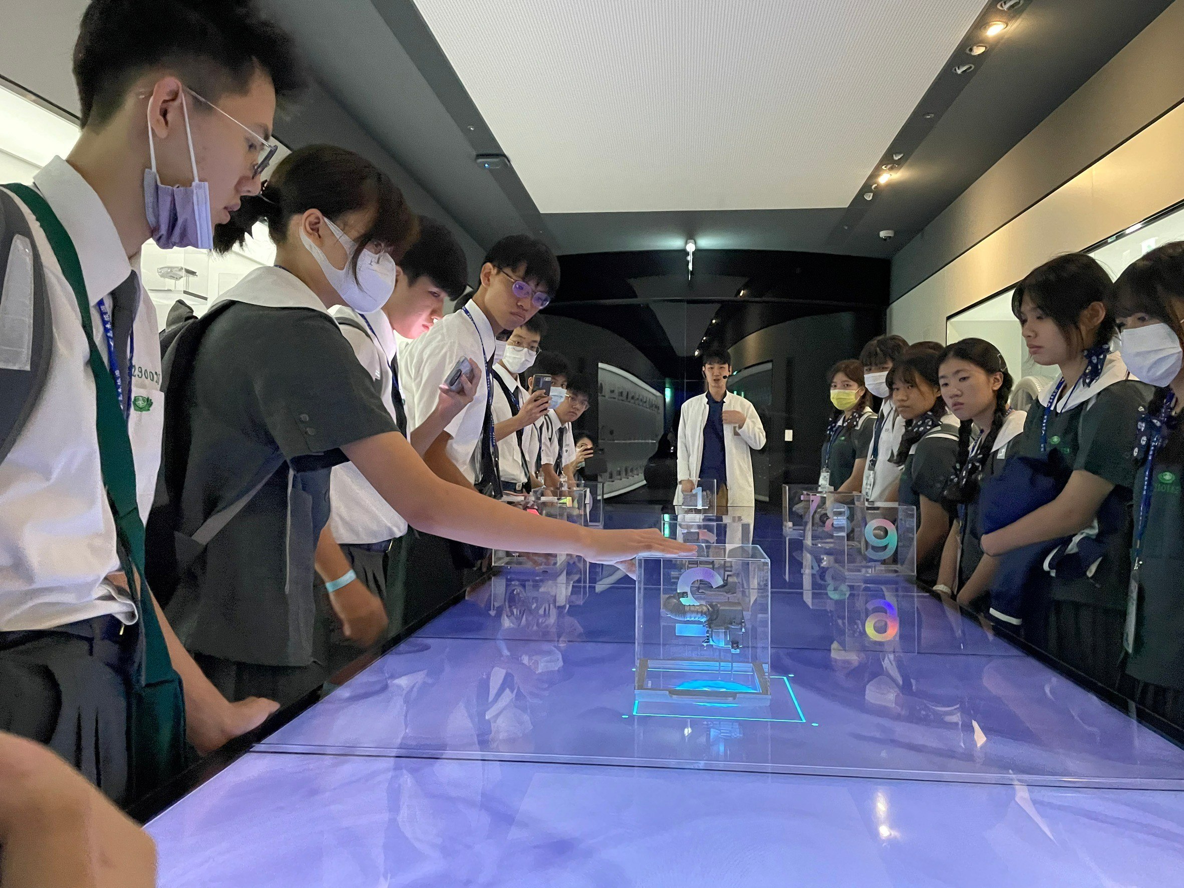 學生透過模擬機,瞭解氫汽車發動原理及運用。