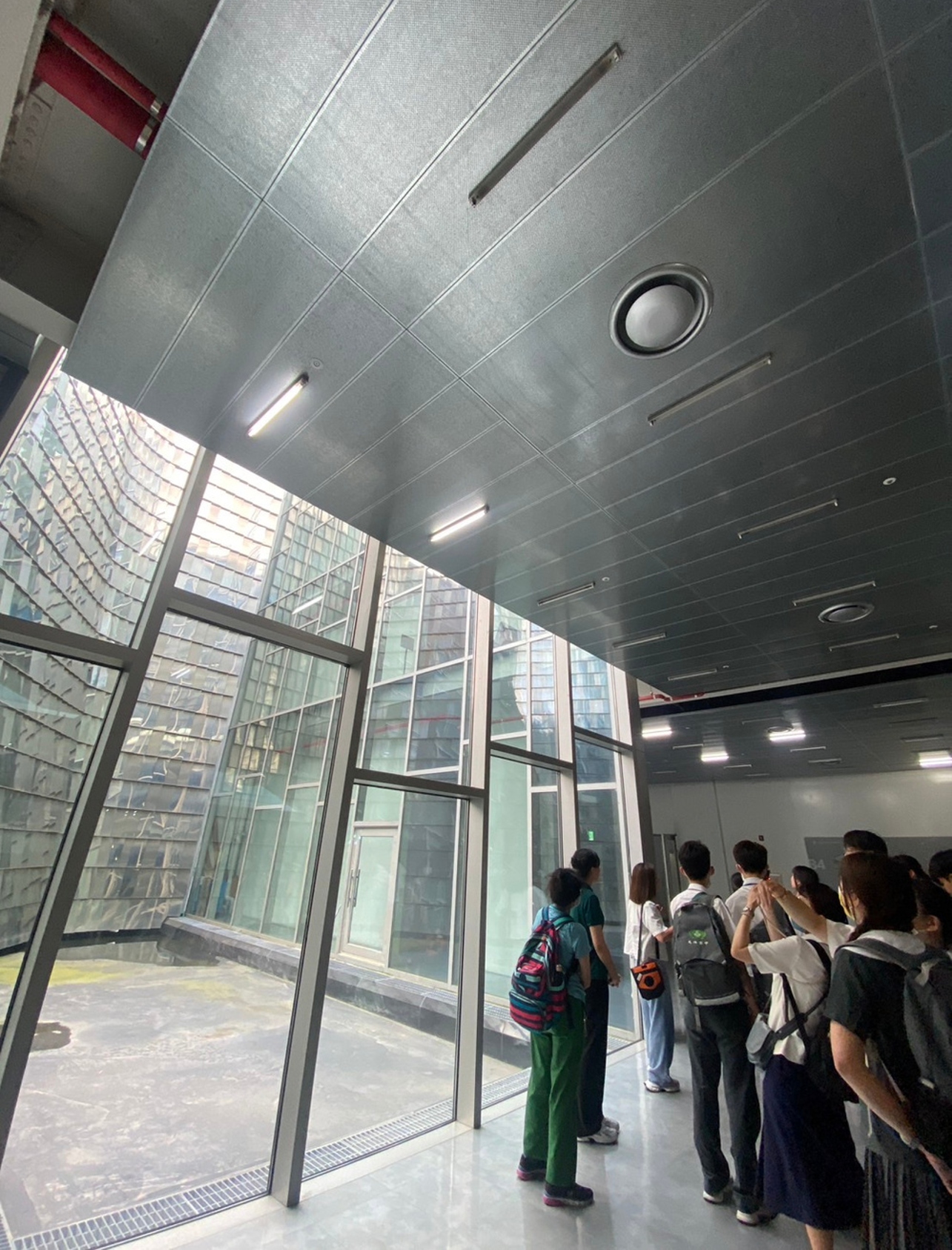 梨花大學的建築物,利用玻璃反射原理,將光線導入室內,達到節能減碳的功效。