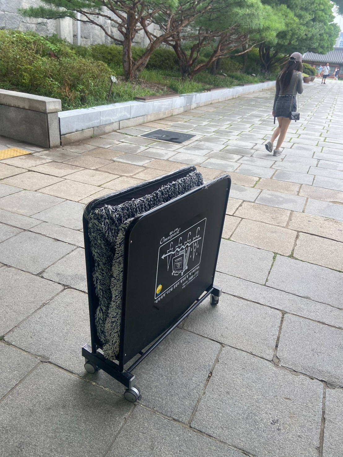 雨傘刷是減塑妙招,雨天時放在公共建築入口,取代雨傘套,減少塑膠袋的使用。