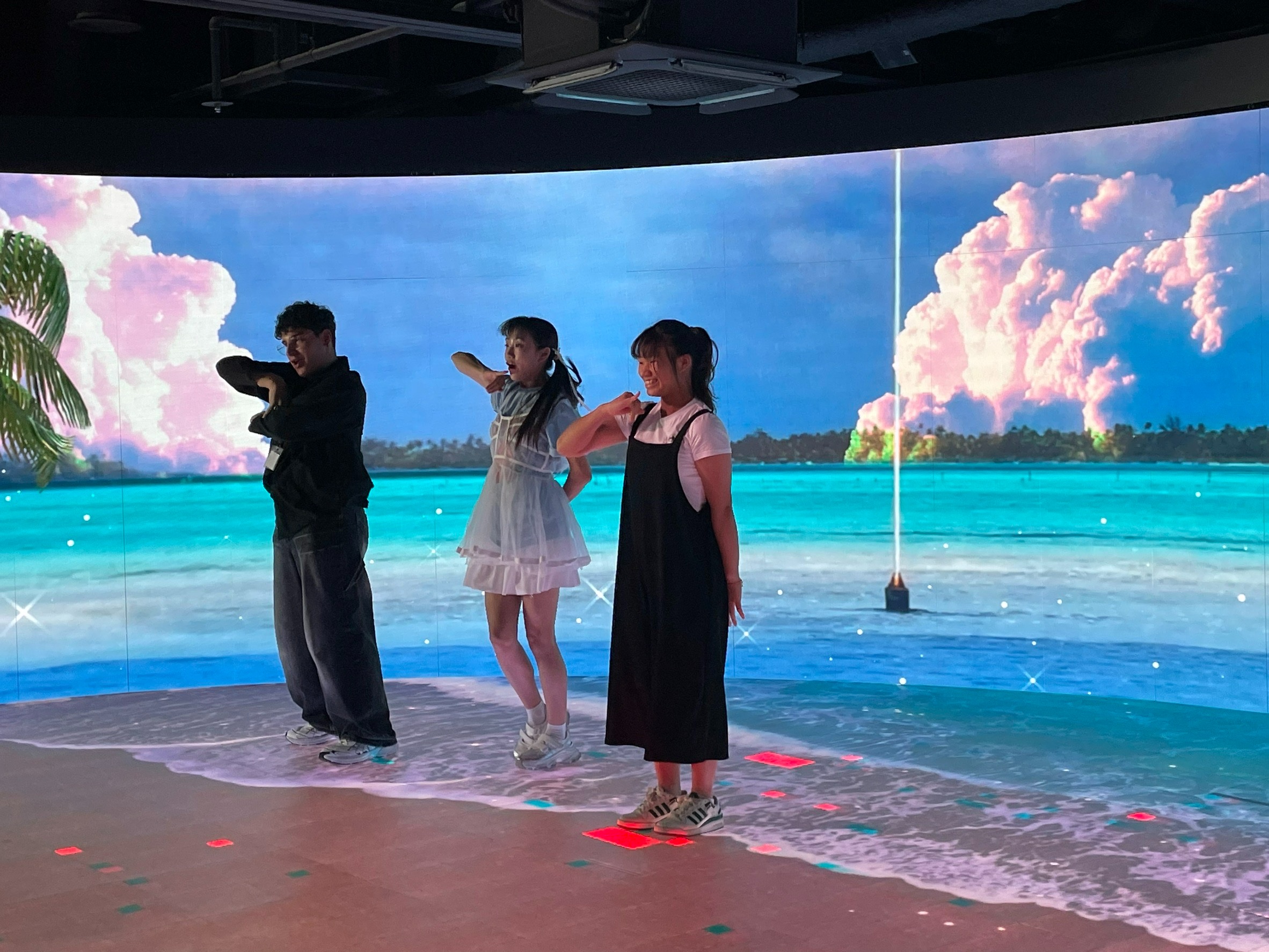 在好客空間,臺南慈中學生隨著音樂與來自世界各地的年輕人以舞會友。
