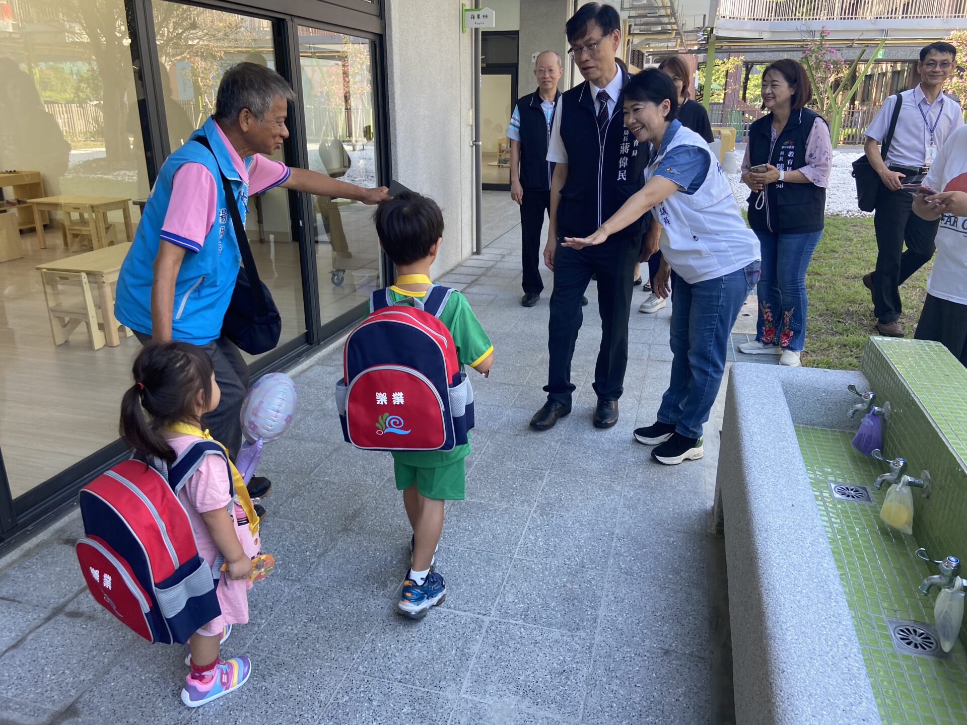 開學囉!樂業國小闖關活動迎新學期 中市教育局長勉勵孩童保持好奇心
