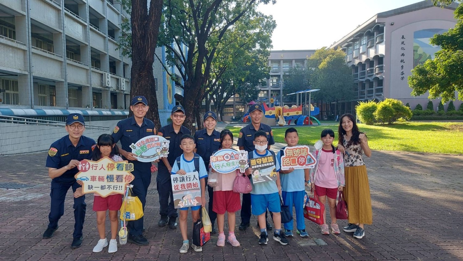 開學日守護學童安全 路口見警察家長學童足安心