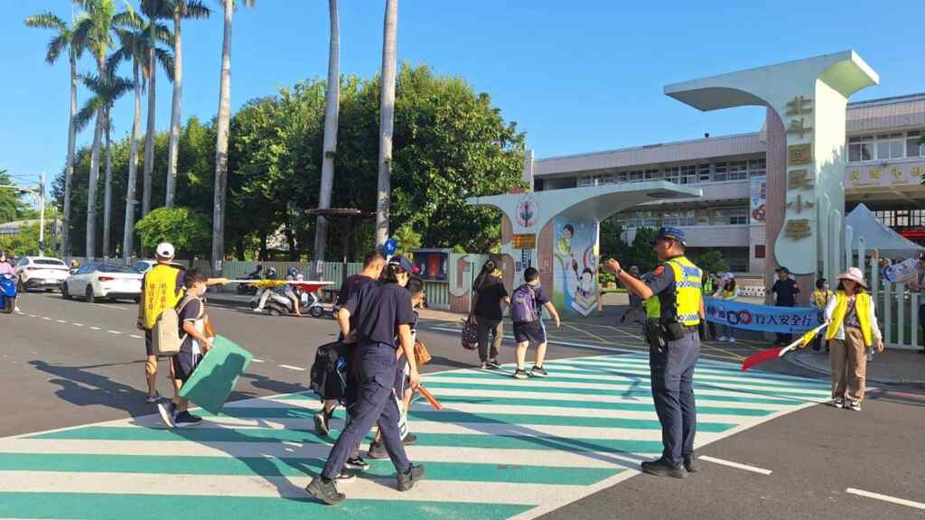 ▲開學日,北斗警察分局為了守護轄區內學童安全,特別規劃「護童勤務」,結合警力、導護老師和導護志工,共同守護校園周邊安全。(記者林明佑翻攝)