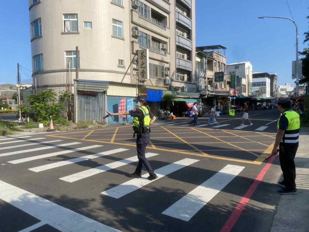 ▲邁邁「緊緊緊」開學日湖警啟動護童專案 加強校園交通疏導守護學童安全 。(圖:記者洪瑞麟翻攝)
