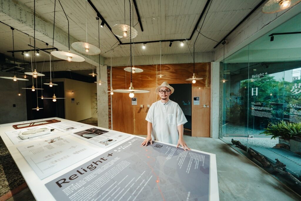 2023-2024歌劇院駐館藝術家張博傑,他蒐集臺中人家庭故事,創作了《Relight+日_夢_遊》,於留白計畫以文件展呈現。(圖/歌劇院提供)