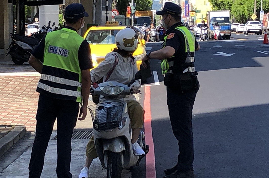 ▲圖說:中市警方於路口重點取締「闖紅燈、車不讓人、路口搶快提前左轉彎、行人闖紅燈及隨意穿越道路」 (圖/台中市政府 提供)