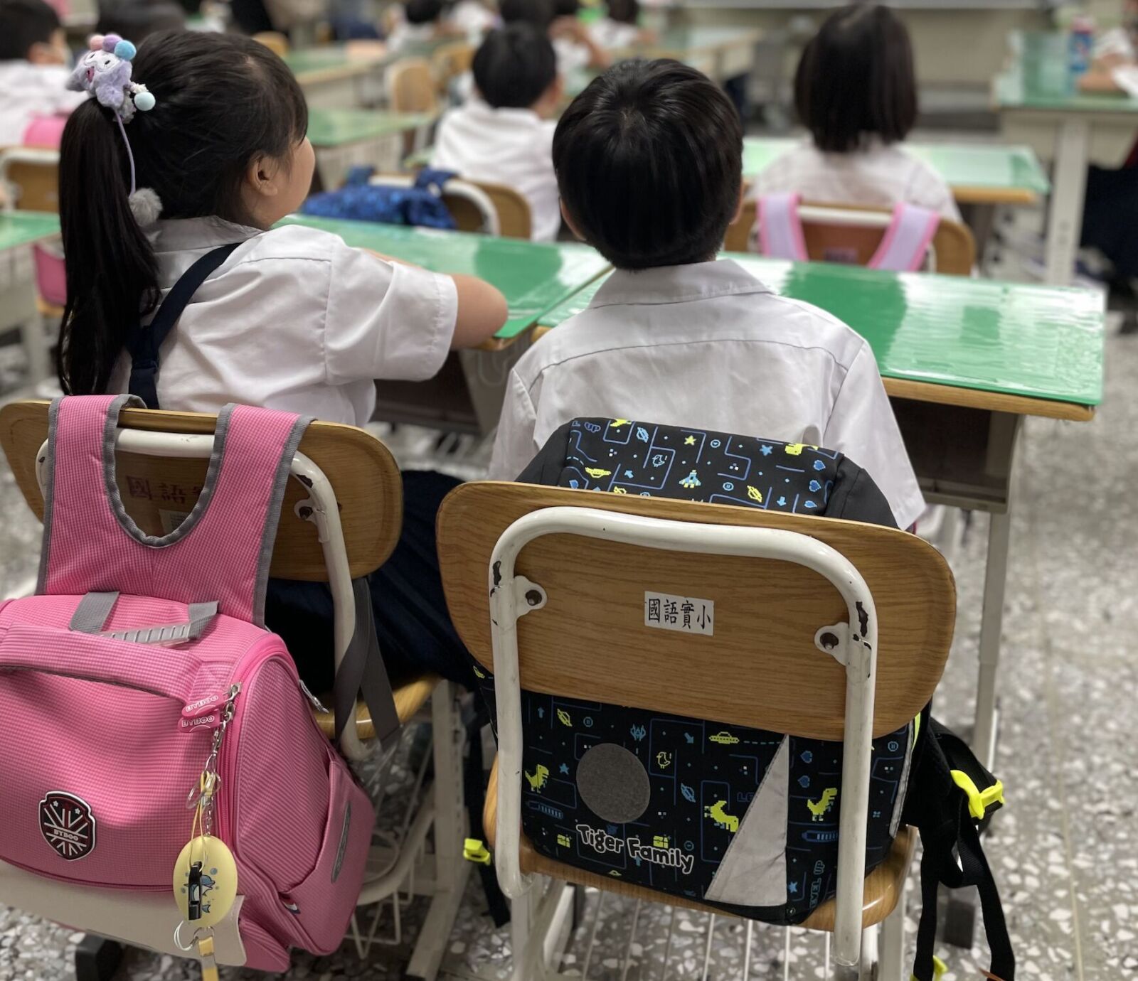 開學頭一天「頭傾+凸肚」姿勢怪 當心!書包太重正在傷腰頸 196 開學頭一天「頭傾+凸肚」姿勢怪 當心!書包太重正在傷腰頸 195
