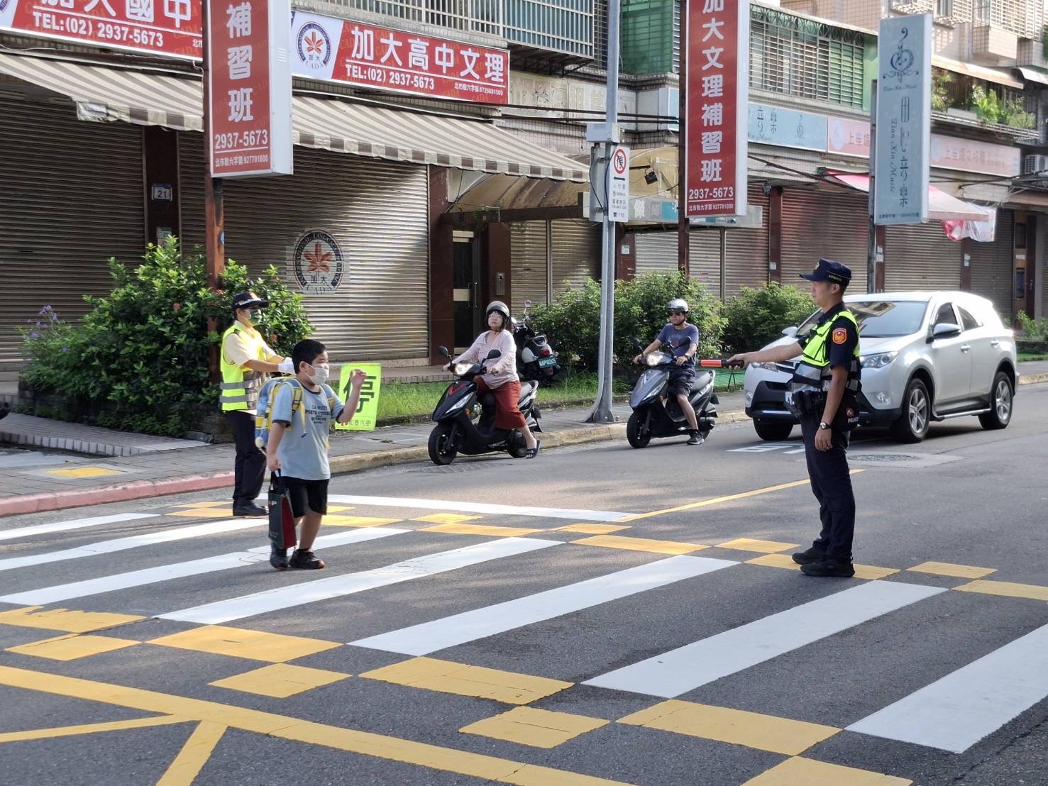 文一分局警員們積極指揮車輛和行人,防止交通擁堵並確保過往行人的安全。(記者 黃荷琇翻攝)
