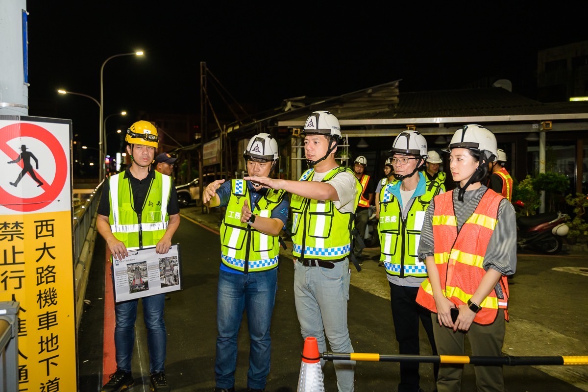 新竹市西大路地下道整修未按圖施工,市府要求整改。代理市長邱臣遠深夜視察,確保工程品質與進度。(圖/記者林照東翻攝)