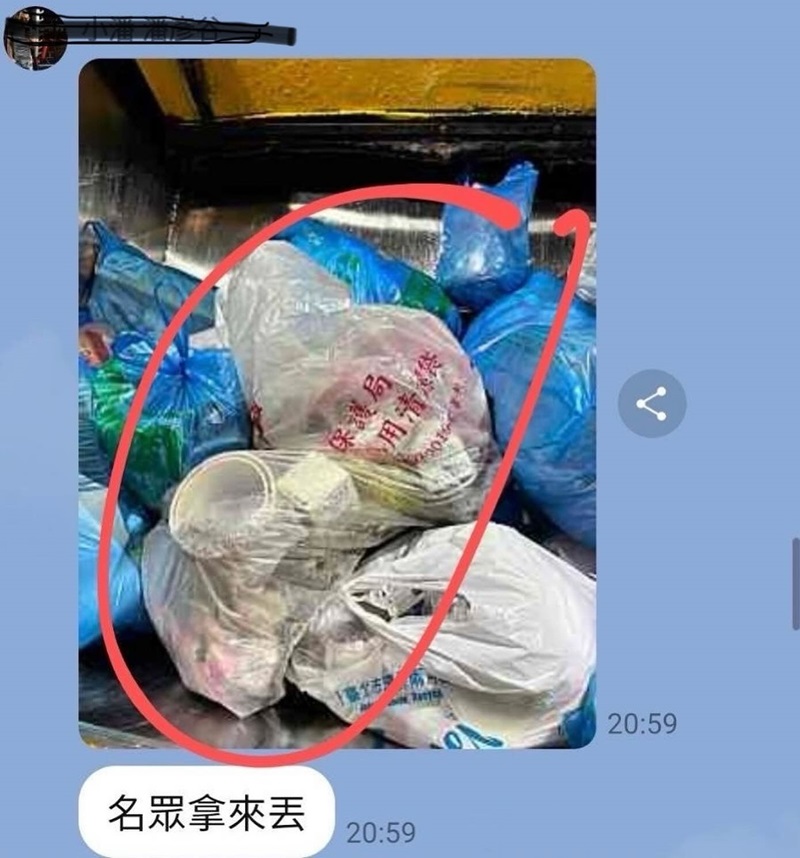 許立丕表示有民眾使用環保局公務用垃圾袋丟棄在垃圾車內。(翻攝自許立丕粉專)