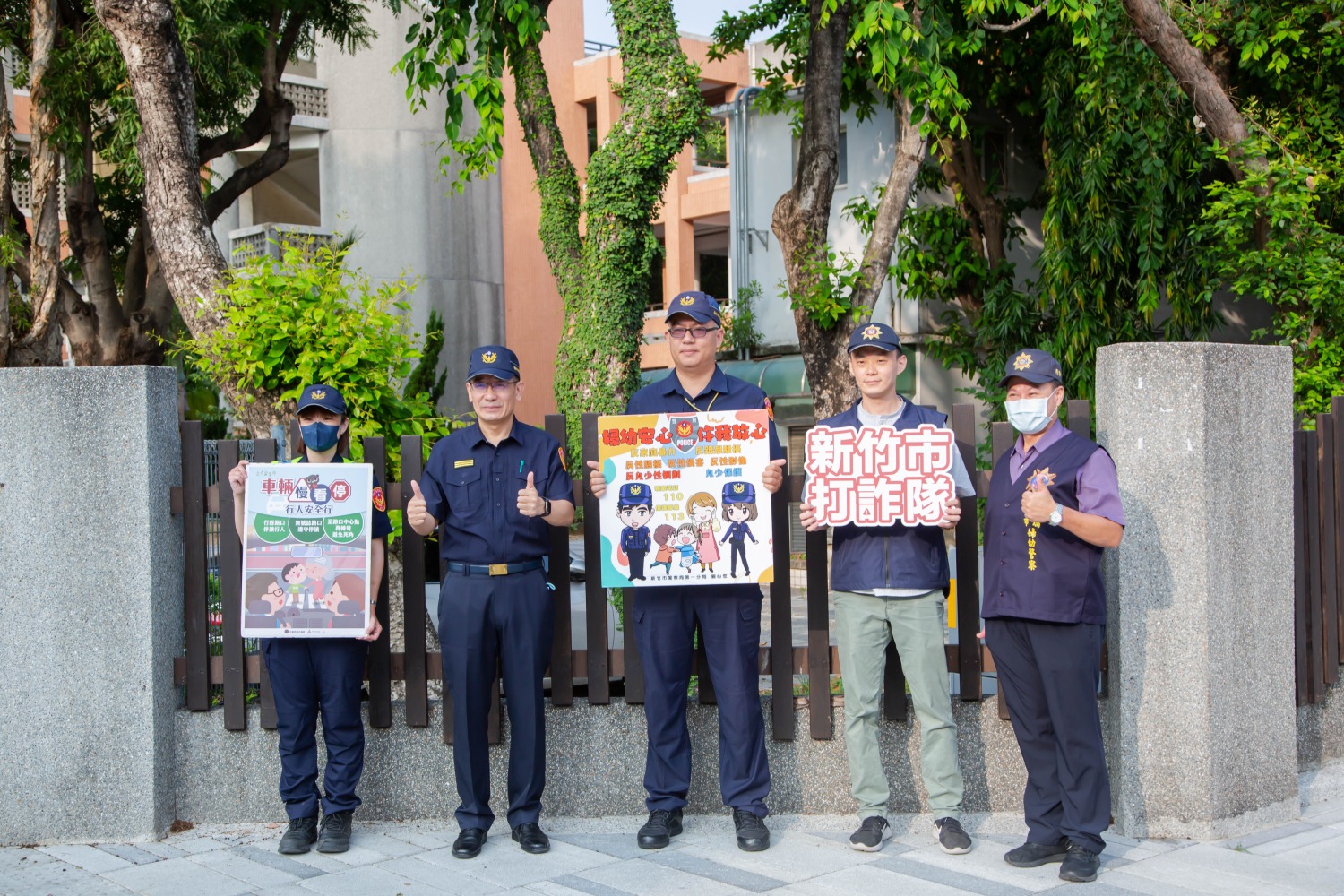 警察局啟動護童勤務同時進行了反詐騙宣導。(圖/記者林照東翻攝)
