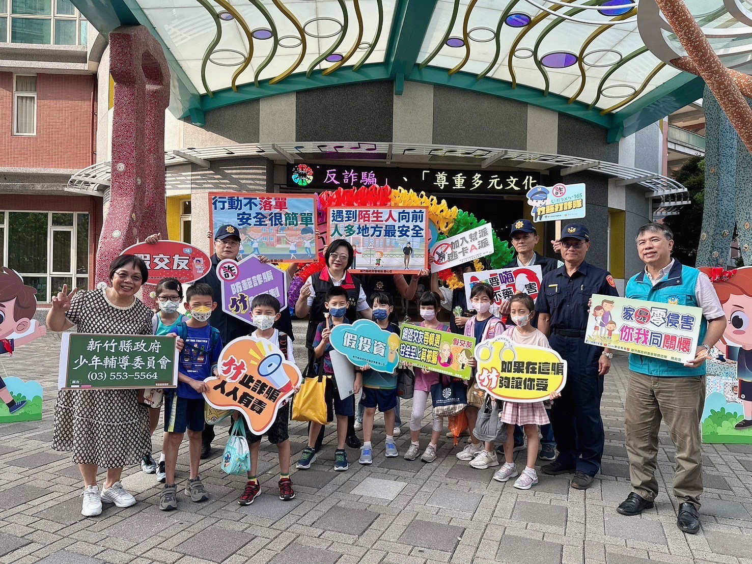 新竹縣警局開學首日宣導,強化學生法治觀念,並在竹北興隆國小推廣反毒與網安教育。(圖/記者林照東翻攝)