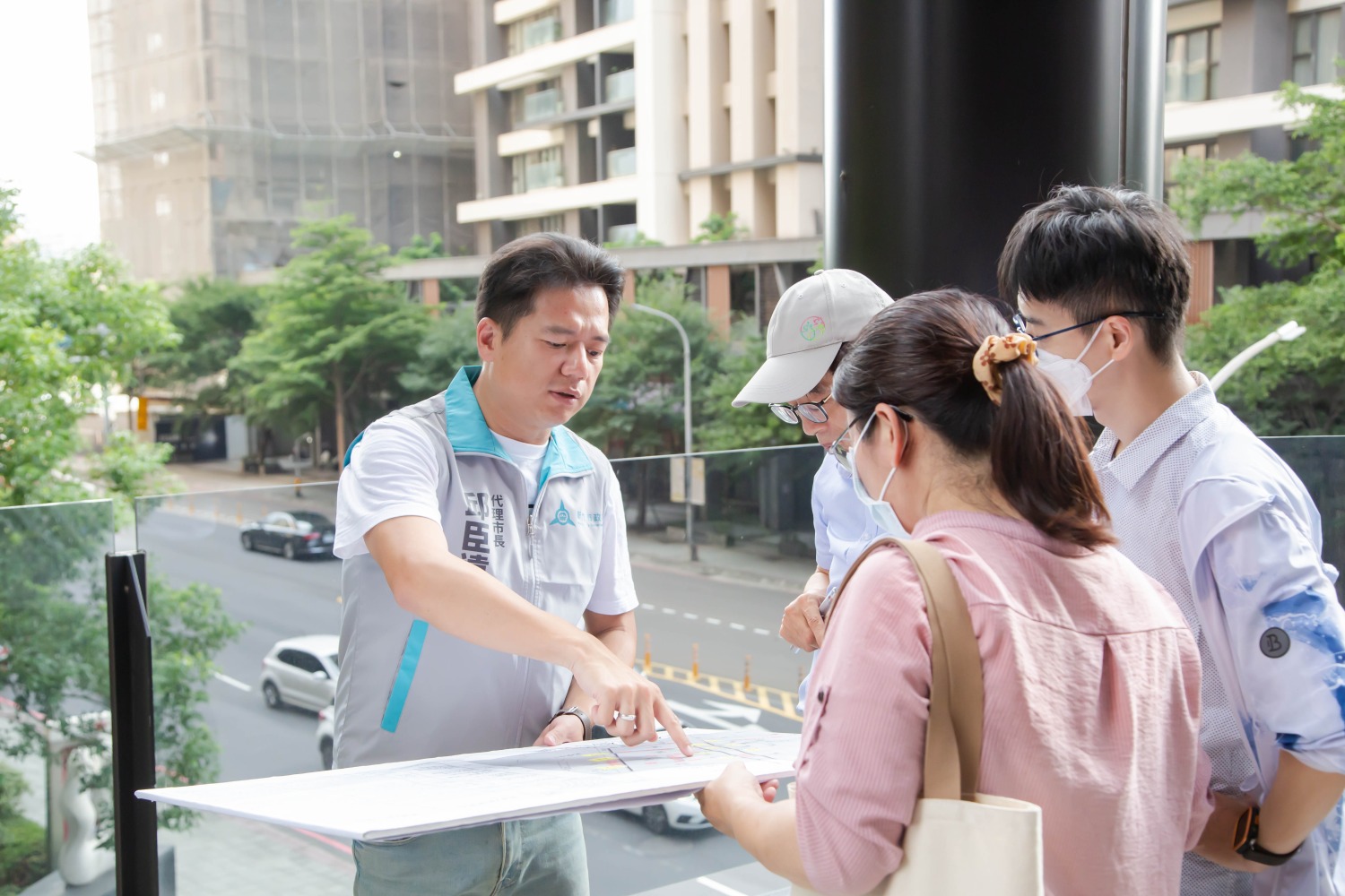 邱代理市長8月初率市政團隊到關埔視察空橋。(圖/記者林照東翻攝)