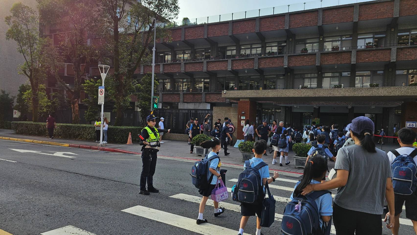 文山第二分局開學首日動員警力，全力支持學校周邊的護童與犯罪預防工作。（記者 黃荷琇翻攝）