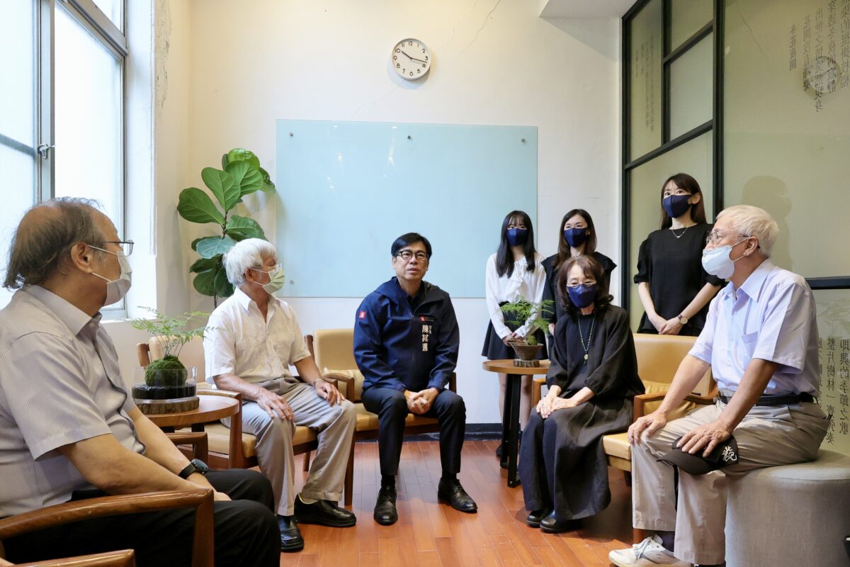 陳其邁赴高雄文學館設置曾貴海詩人醫師懷念空間 與市民共同追憶曾醫師對土地情感