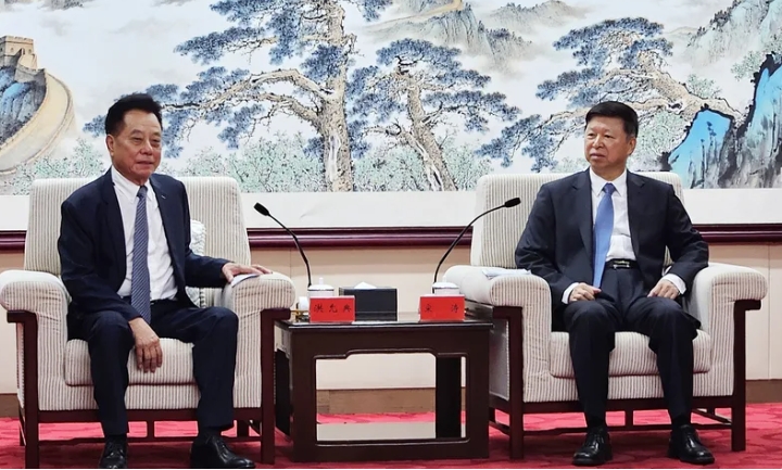 金門縣議會議長洪允典(左)率領的訪問團22日下午拜會國台辦主任宋濤(右),爭取開放陸客赴金門旅遊。圖/中央社