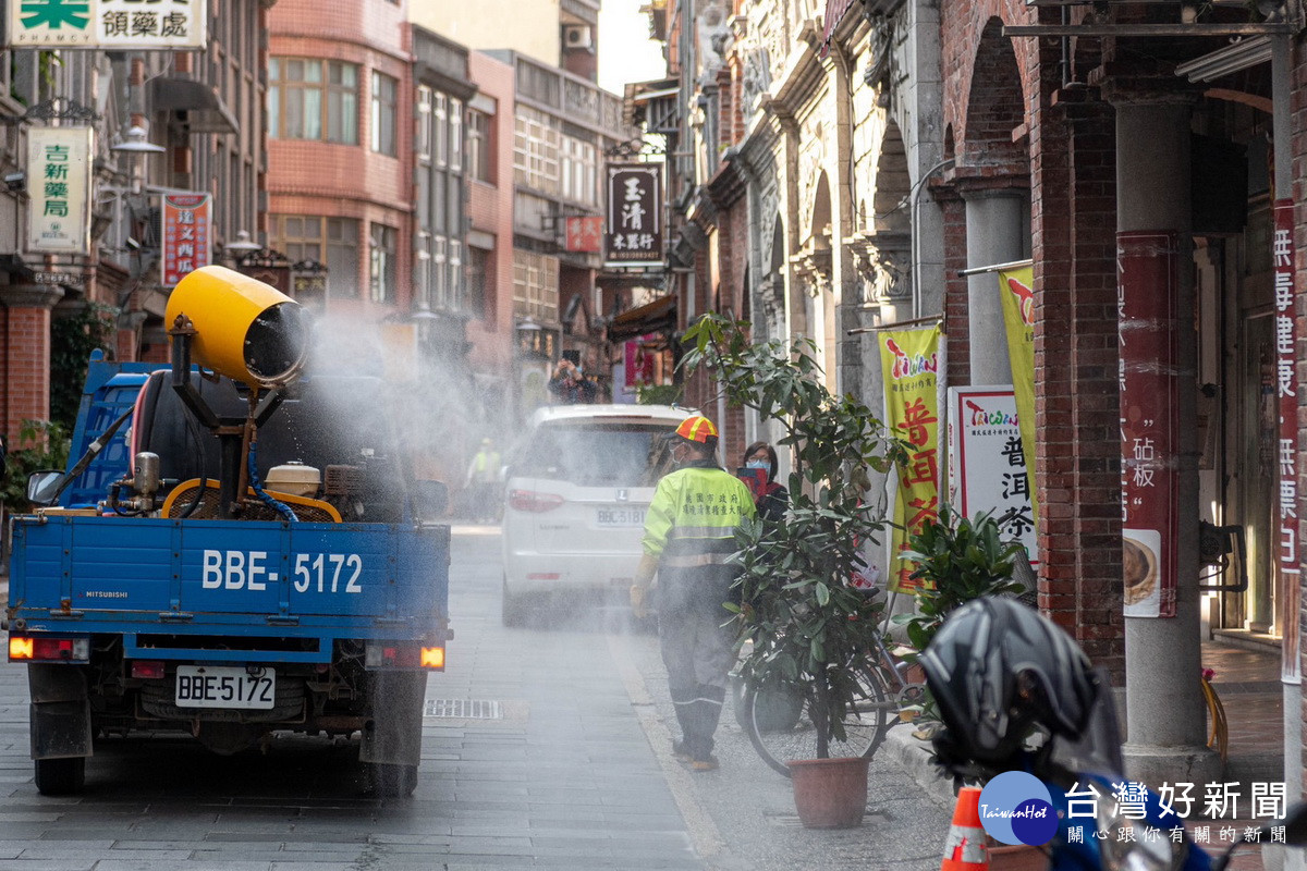 桃園市每月均派員巡查道路側溝,清理淤泥及垃圾。<br /><br />