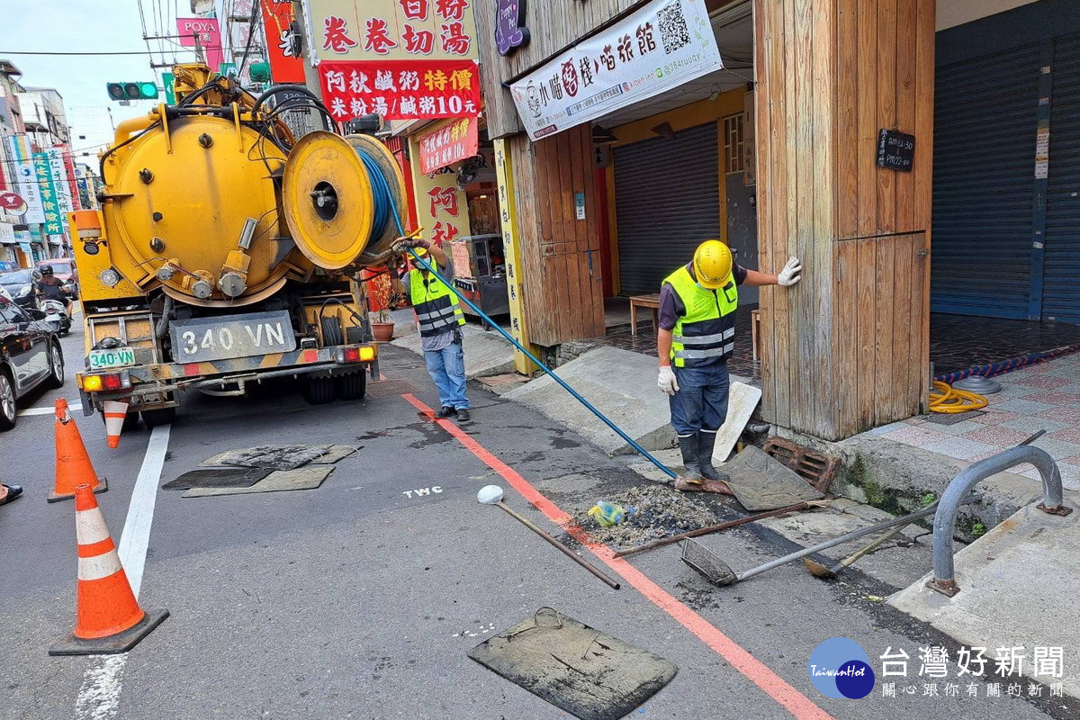 桃園市每月均派員巡查道路側溝,清理淤泥及垃圾。<br /><br />