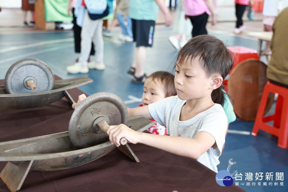 體驗區可親手體驗。(圖/縣府提供)<br /><br /> <br /><br />