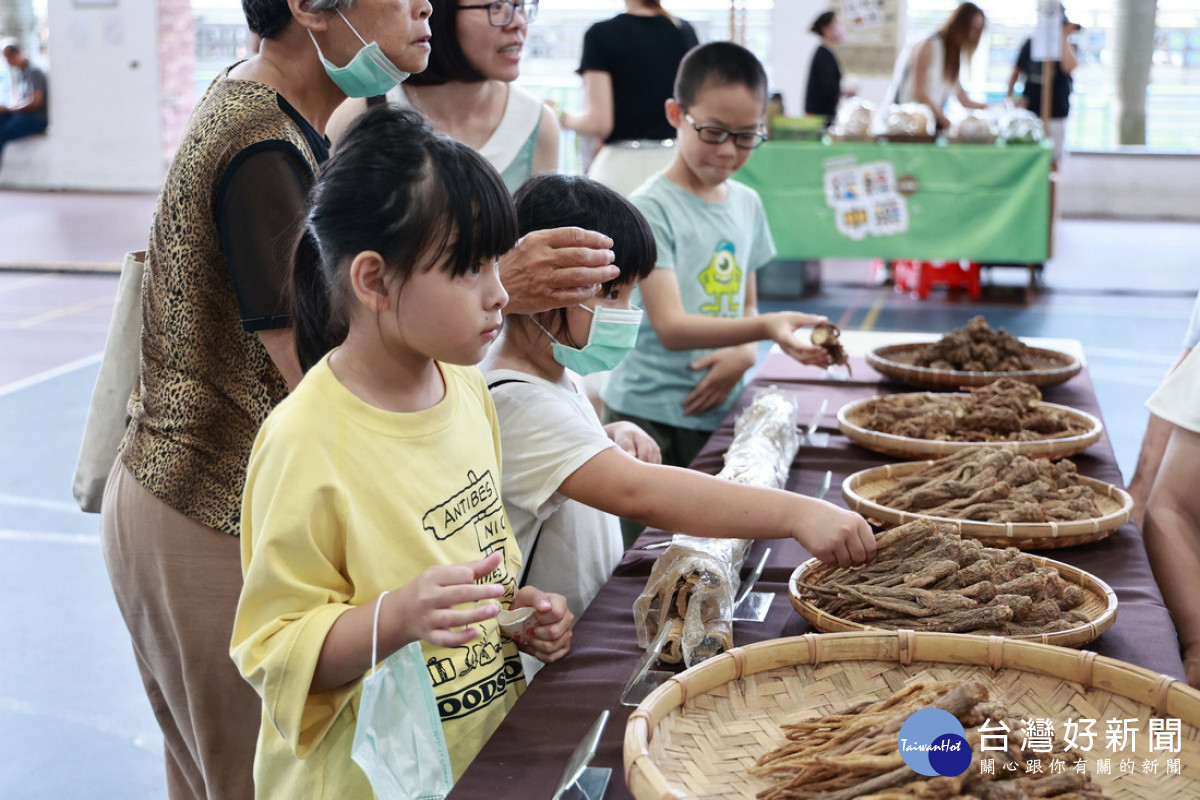 展示多種珍貴的中藥材與相關品項,讓民眾能夠近距離接觸並了解中藥的來源與使用方法。(圖/縣府提供)