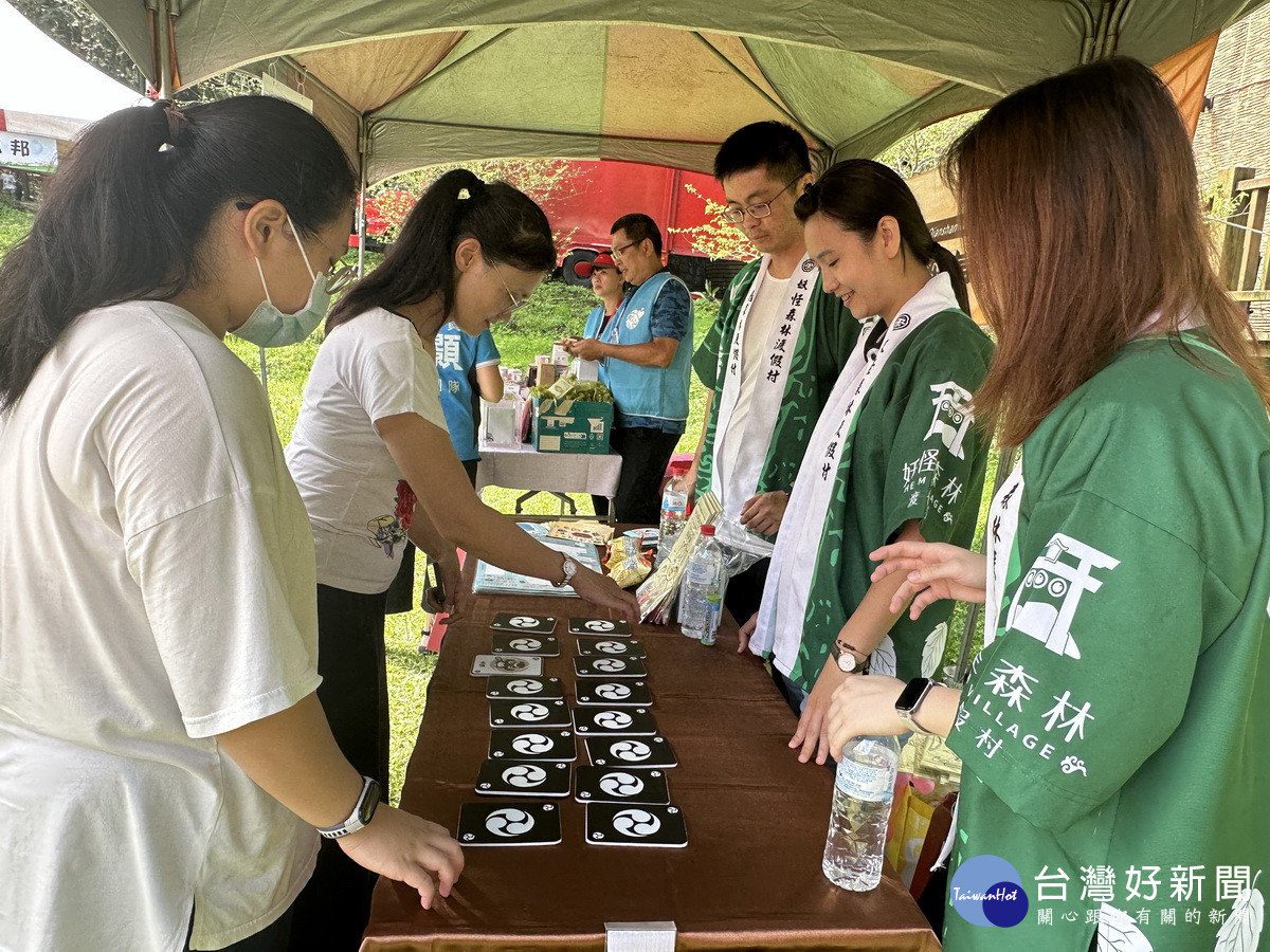 森林市集有不同活動供選購參與。( 記者扶小萍攝)
