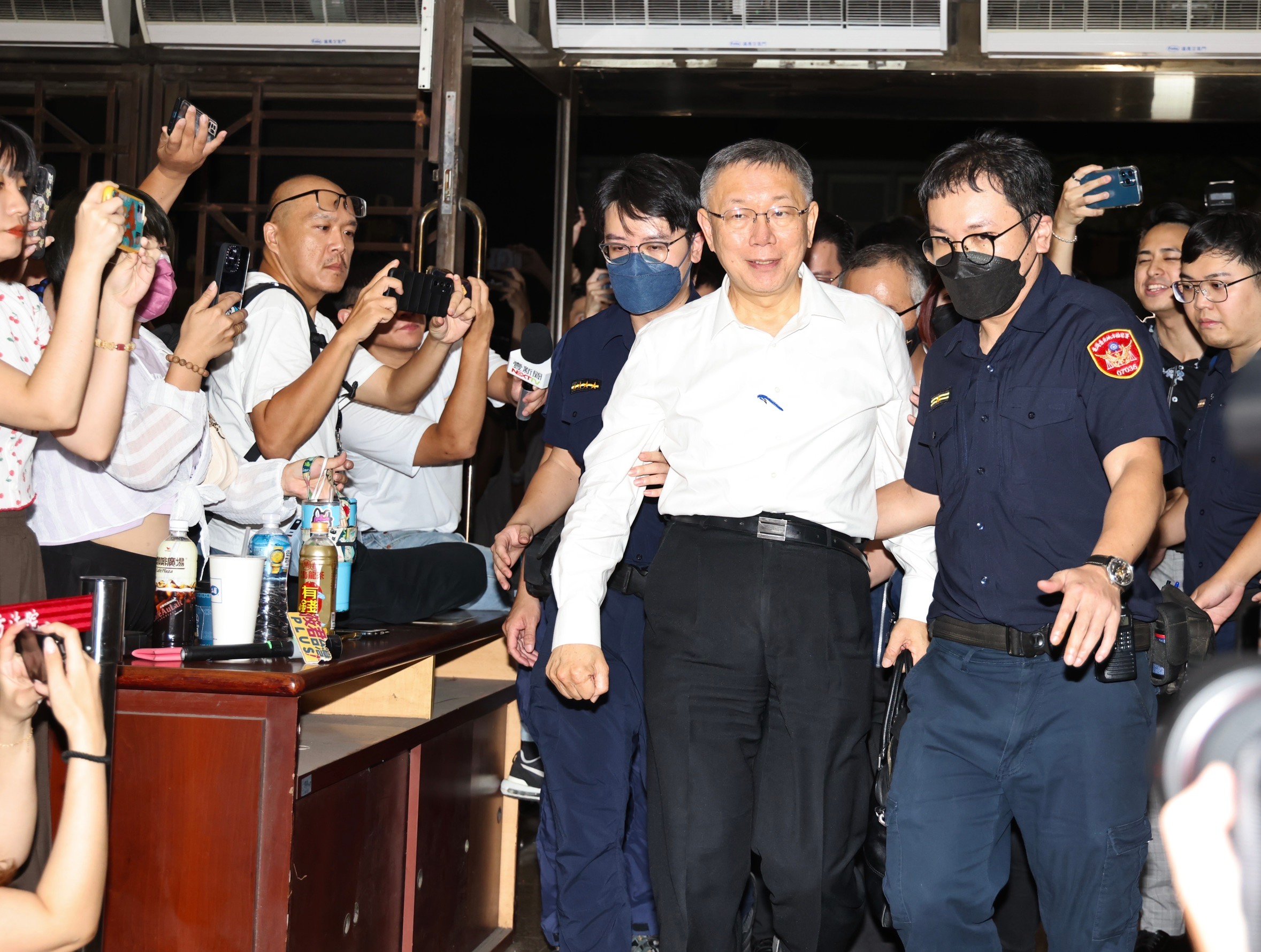 檢廉持續偵辦京華城容積案,前台北市長柯文哲(中)31日凌晨以被告身分移送北檢接受複訊。林啟弘攝
