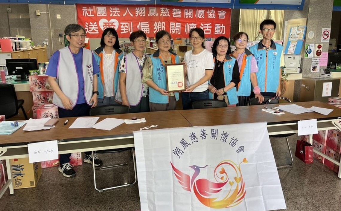 翔鳳慈善關懷協會中秋送暖 田寮區弱勢家庭獲贈文旦與獎助學金