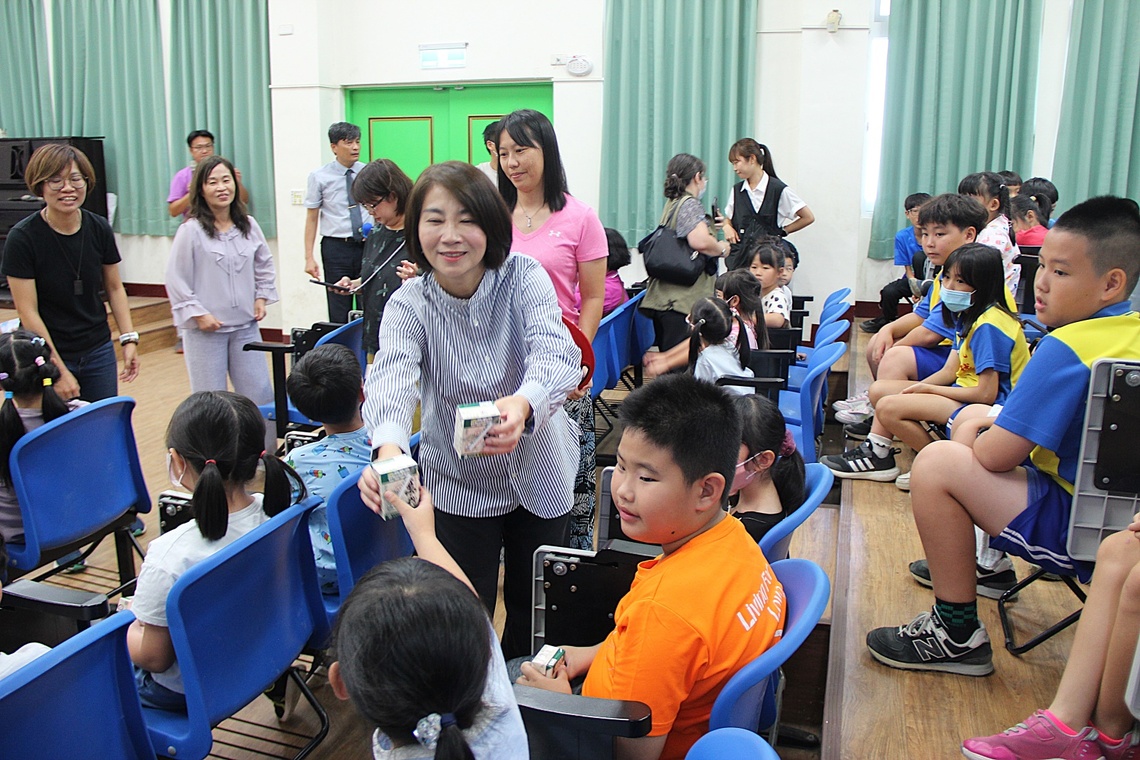 開學日為屏東縣學童營養加分 周縣長發放「增高飲牛奶」