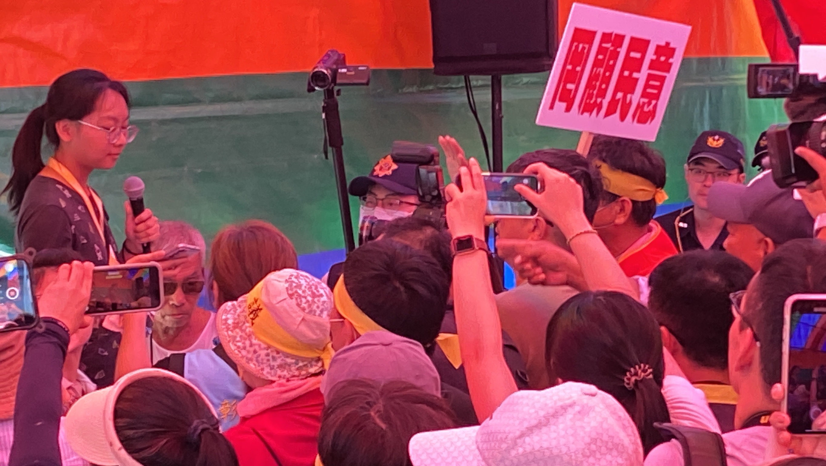 ▲彰化縣政府在溪湖鎮公所前廣場舉辦畜牧糞尿多元利用資源化共同處理中心可行性評估公聽會，數百名反對設置的溪湖鎮西勢里、番婆里居民到場抗議。（記者張溎壕攝）