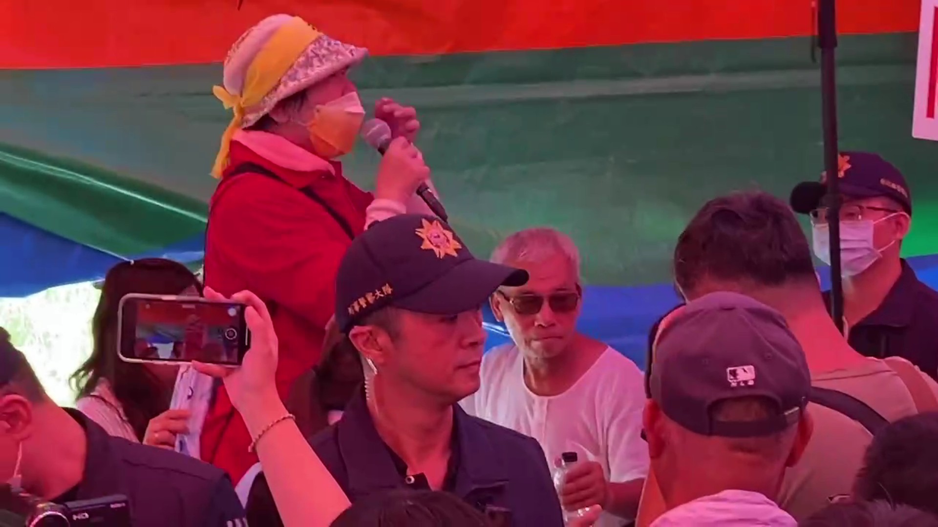 ▲彰化縣政府在溪湖鎮公所前廣場舉辦畜牧糞尿多元利用資源化共同處理中心可行性評估公聽會，數百名反對設置的溪湖鎮西勢里、番婆里居民到場抗議。（記者張溎壕攝）