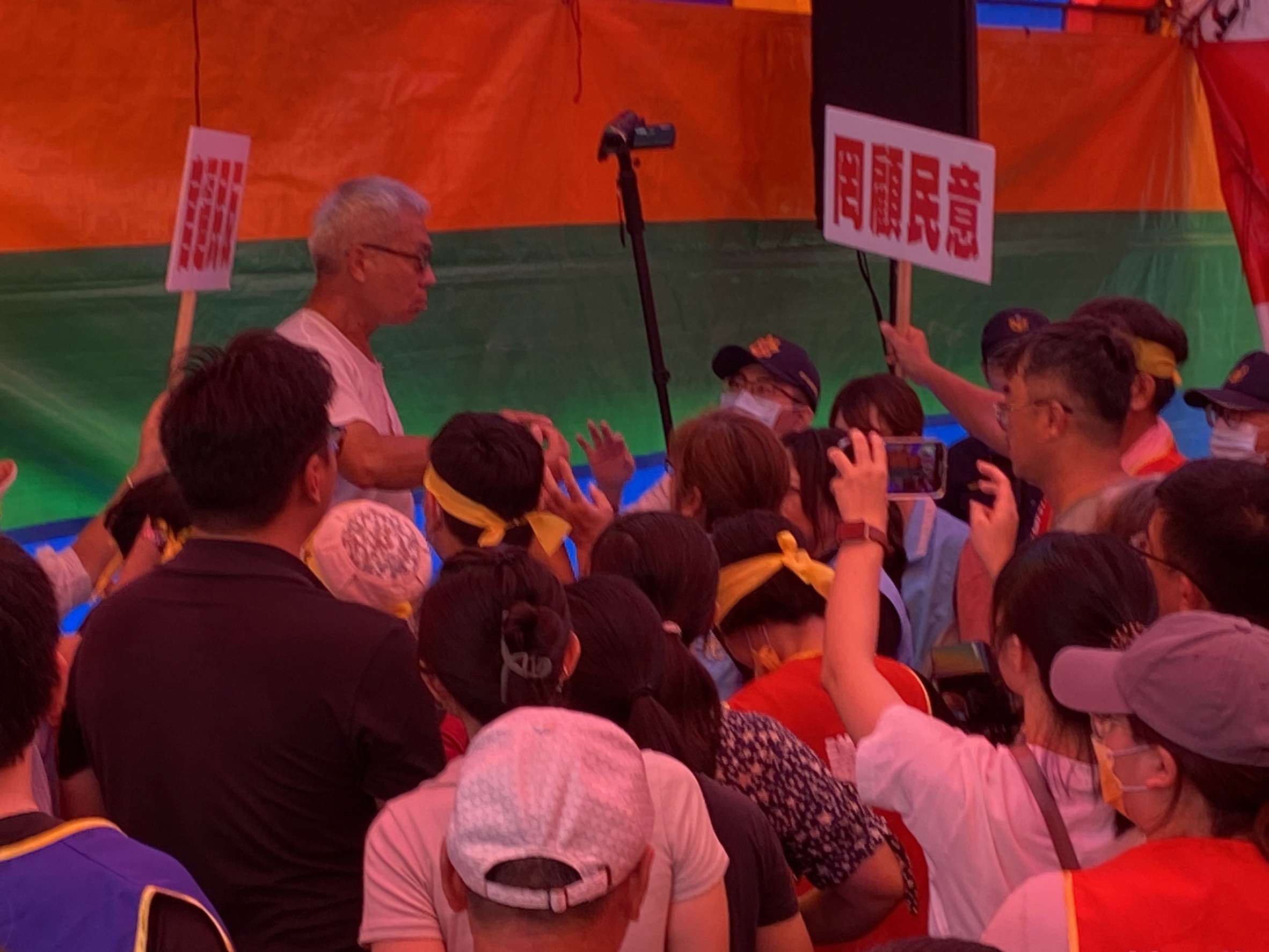 ▲彰化縣政府在溪湖鎮公所前廣場舉辦畜牧糞尿多元利用資源化共同處理中心可行性評估公聽會，數百名反對設置的溪湖鎮西勢里、番婆里居民到場抗議。（記者張溎壕攝）