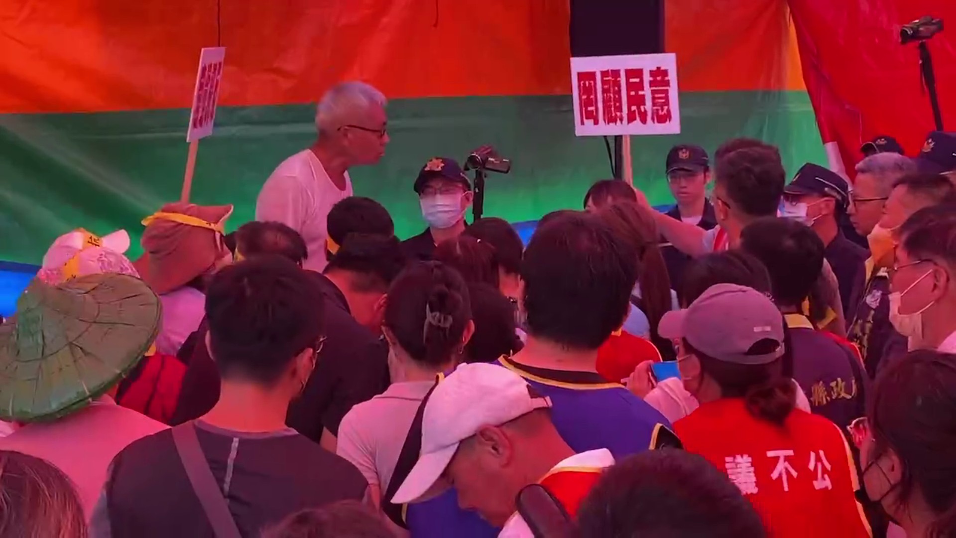▲彰化縣政府在溪湖鎮公所前廣場舉辦畜牧糞尿多元利用資源化共同處理中心可行性評估公聽會，數百名反對設置的溪湖鎮西勢里、番婆里居民到場抗議。（記者張溎壕攝）