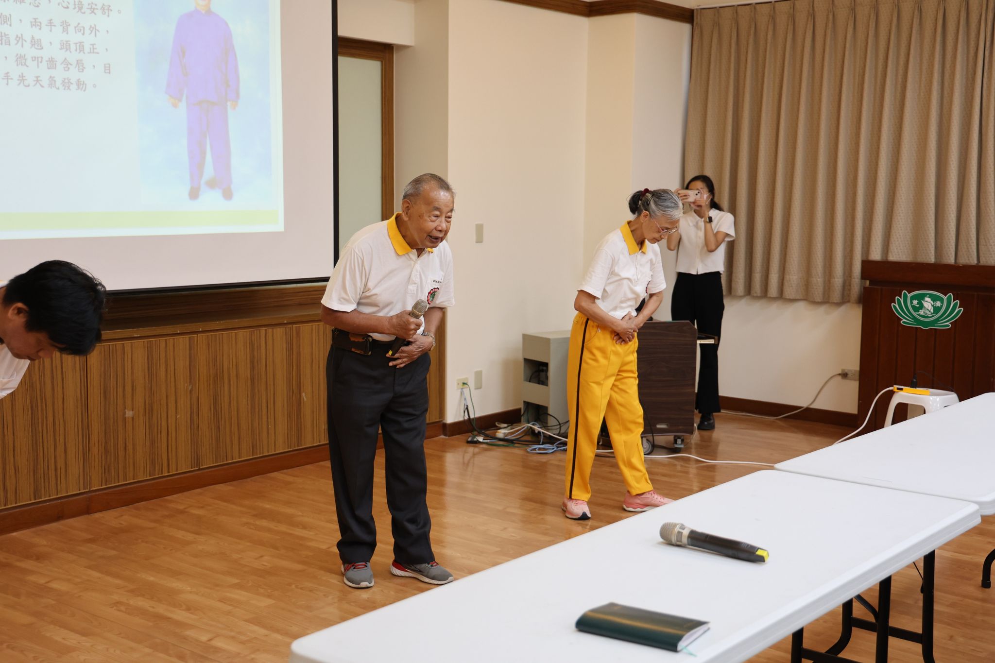 何進修大師與同道何宗殷師兄、花蓮縣外內丹功研究學會代表陳師姊,現場帶動學員進行練習,外丹功十二架中的「龜息吐納功」。