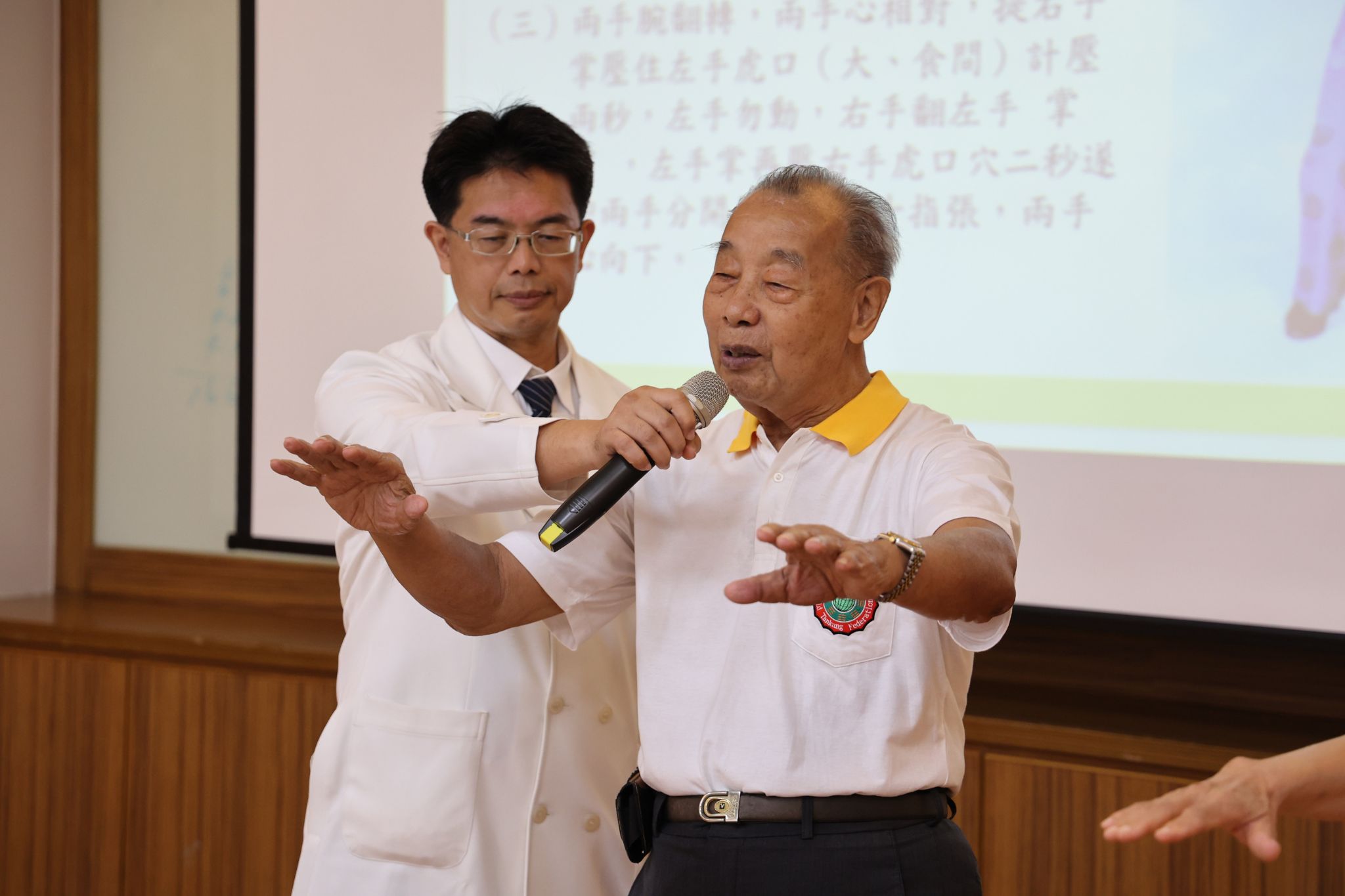 何進修大師與同道何宗殷師兄、花蓮縣外內丹功研究學會代表陳師姊,現場帶動學員進行練習,外丹功十二架中的「蹲身甩手百壽功」。