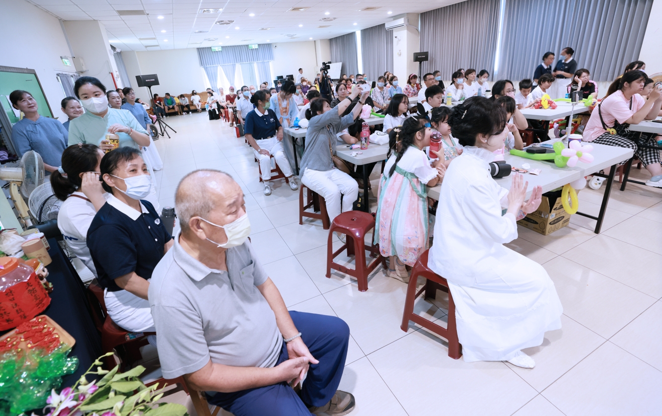 新北市林口區慈濟志工用心接引社區民眾、人間菩薩招生。