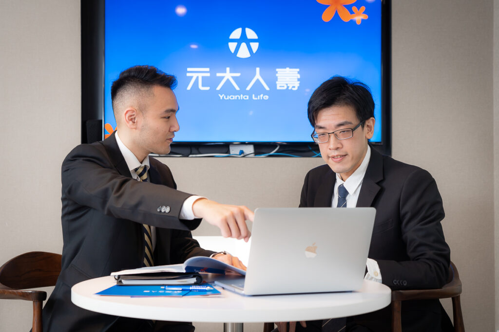 元大人壽建議,民眾可善用保險商品穩健累積資產及兼顧保障的雙重特性,建構安心的資產配置。