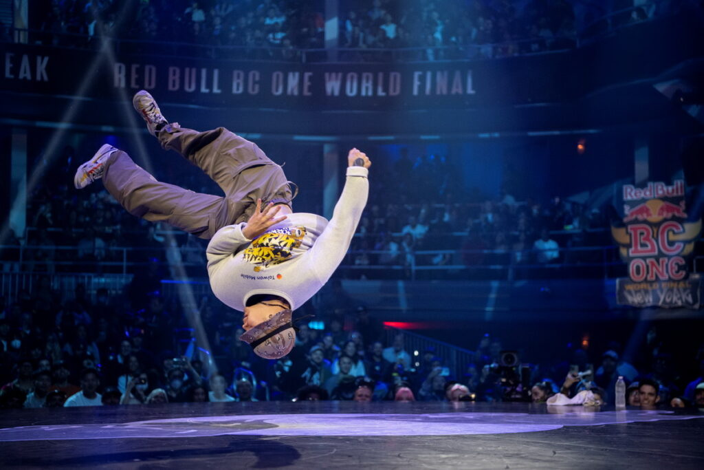 B-Boy Quake孫振今年再度受邀以外卡資格出賽Red Bull BC One世界決賽,圖為他2022年首度站上Red Bull BC One世界決賽畫面。(Red Bull提供)