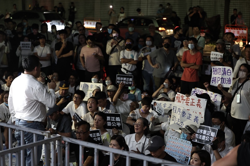 檢廉偵辦京華城案,台北地檢署檢察官31日訊後向法院聲押禁見前台北市長柯文哲,後續北院將再召開羈押庭審理。北檢外支持群眾晚間仍未散去,現場不時傳來為柯文哲聲援的口號聲。 圖/中央社
