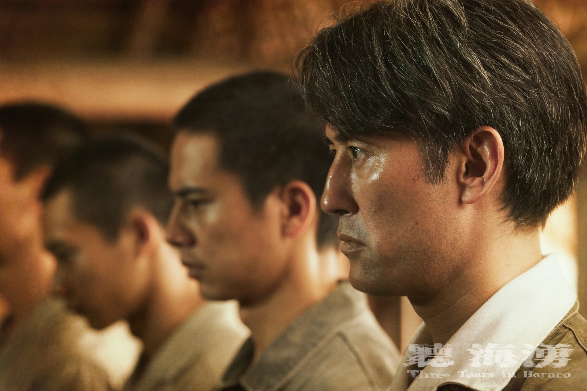 《聽海湧》塚原大助(右)飾演二戰時期日軍指揮官,最後面臨國際法庭的起訴。圖/Hami Video提供