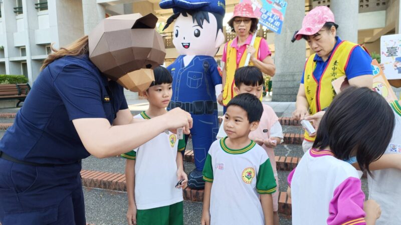 中市警婦幼隊開學護童『熊』安心
