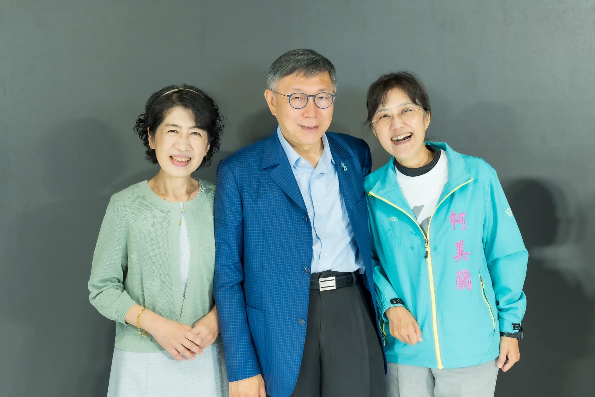 醫師柯美蘭(右) 在1日發文力挺哥哥民眾黨主席柯文哲(中),稱柯文哲為了反貪腐進入民進黨黑牢。翻攝柯美蘭臉書
