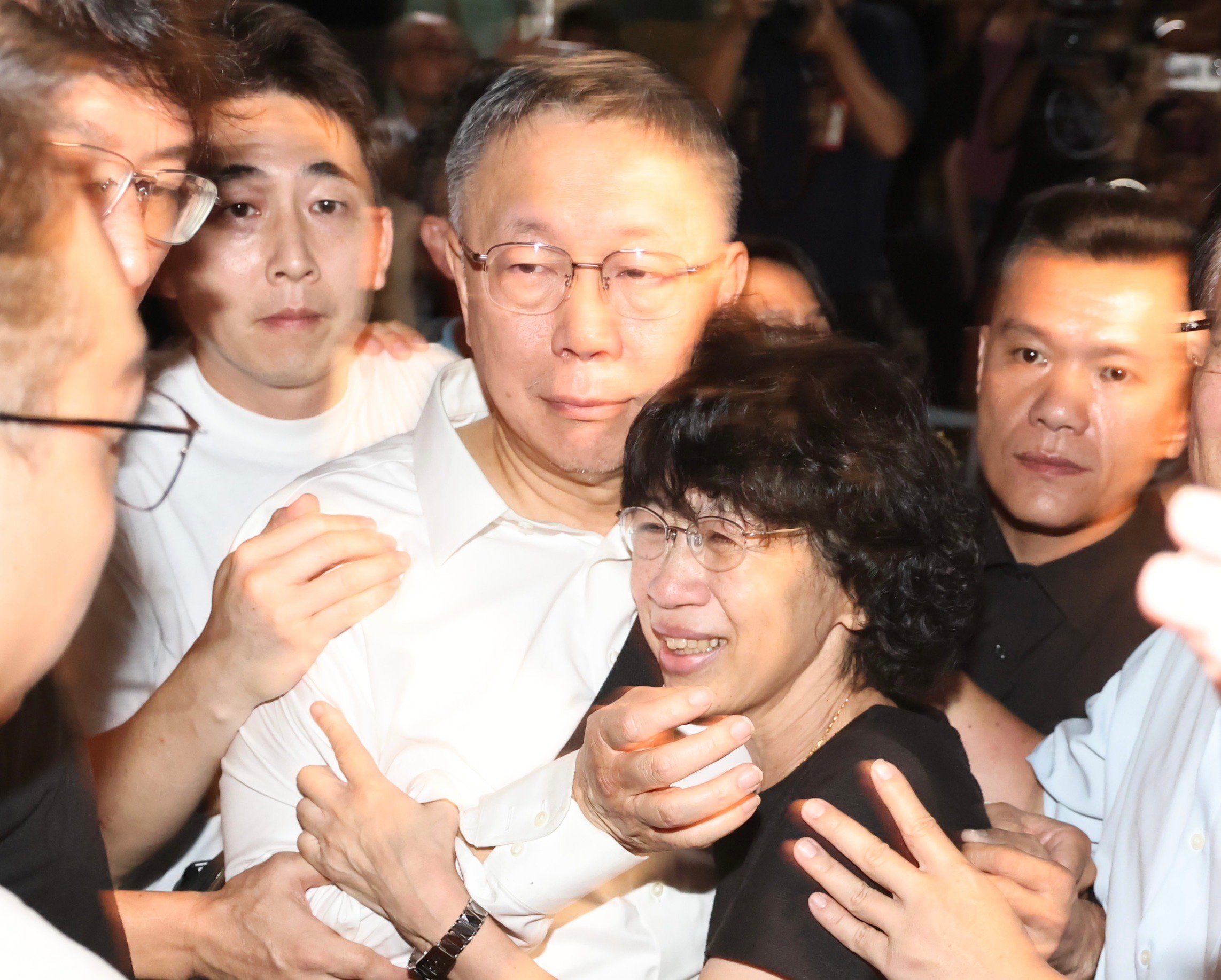 北院裁定民眾黨主席柯文哲無保請回,柯妻緊緊抱著他喜極而泣。林啟弘攝