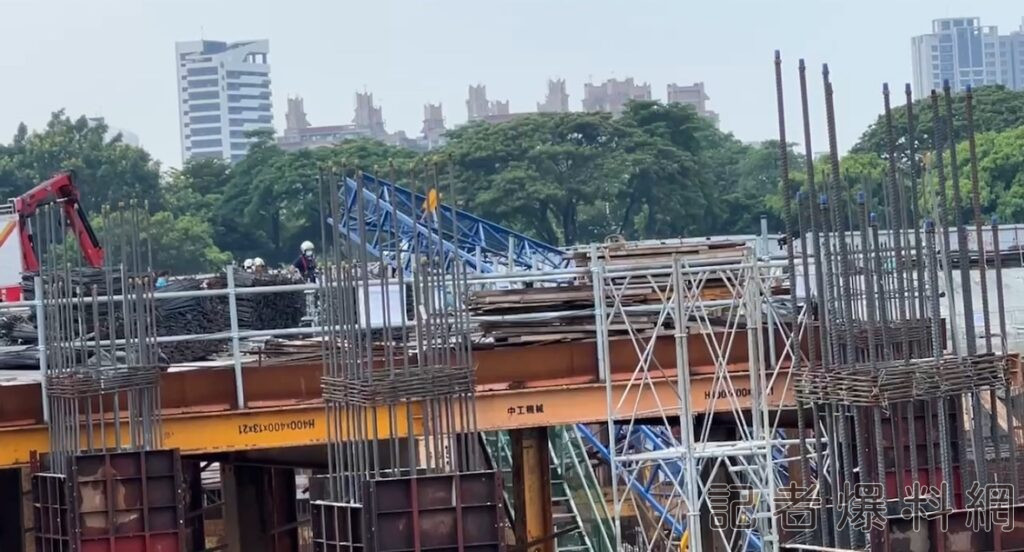 ▲塔吊90度對折壓死人。（圖／民眾提供）