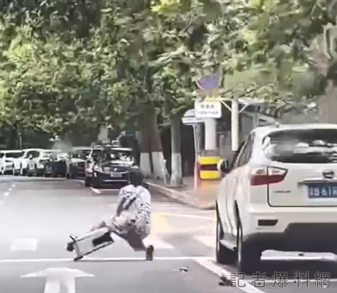 電動行李箱 偌人載具 摔車