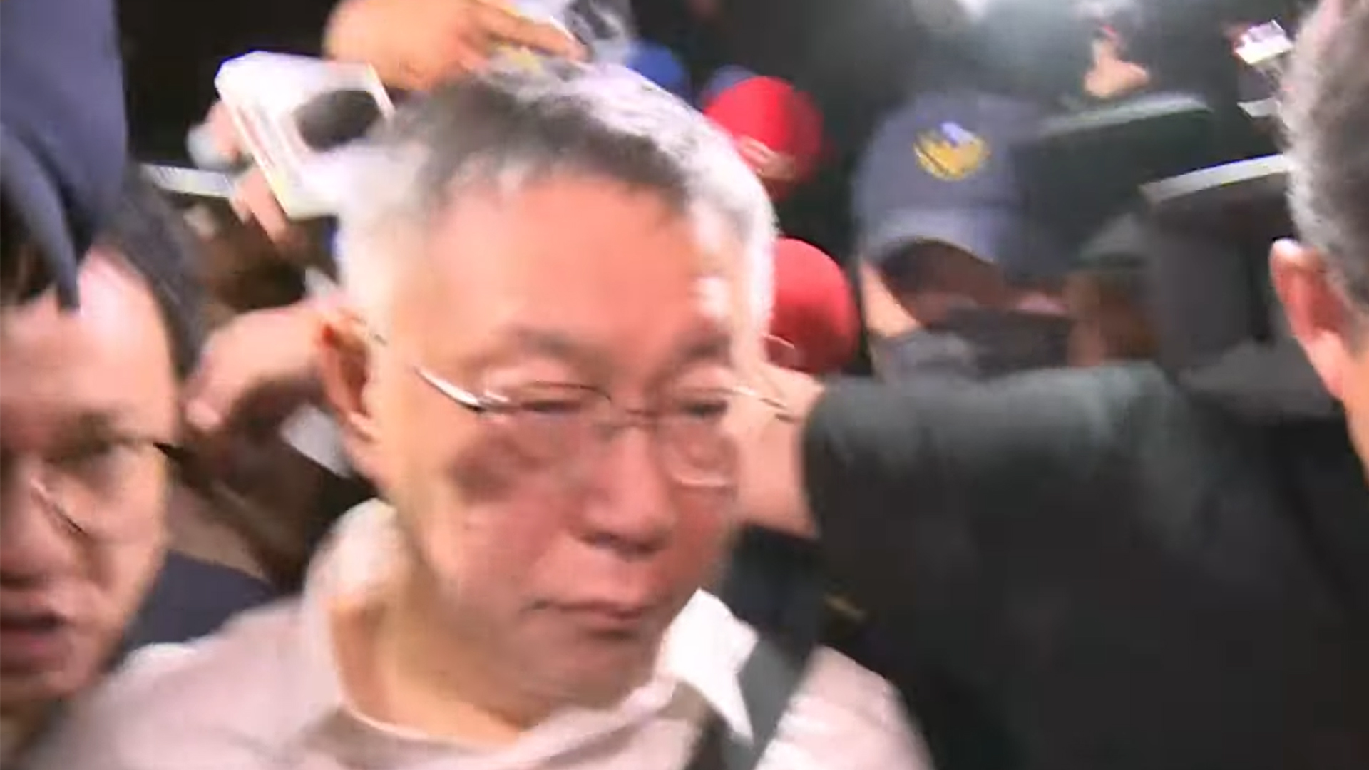 ▲柯文哲被大批媒體包圍(圖/翻攝畫面)