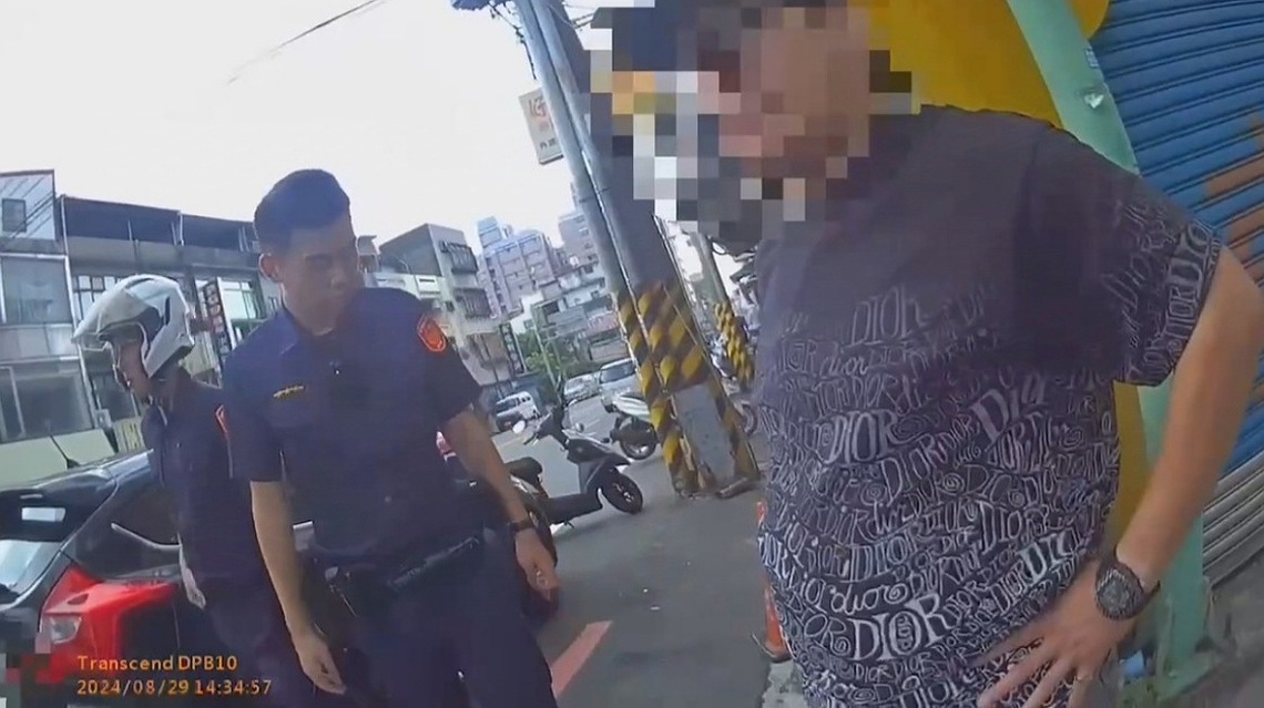 網購假車牌第一天上路     秒遭眼尖警方逮捕