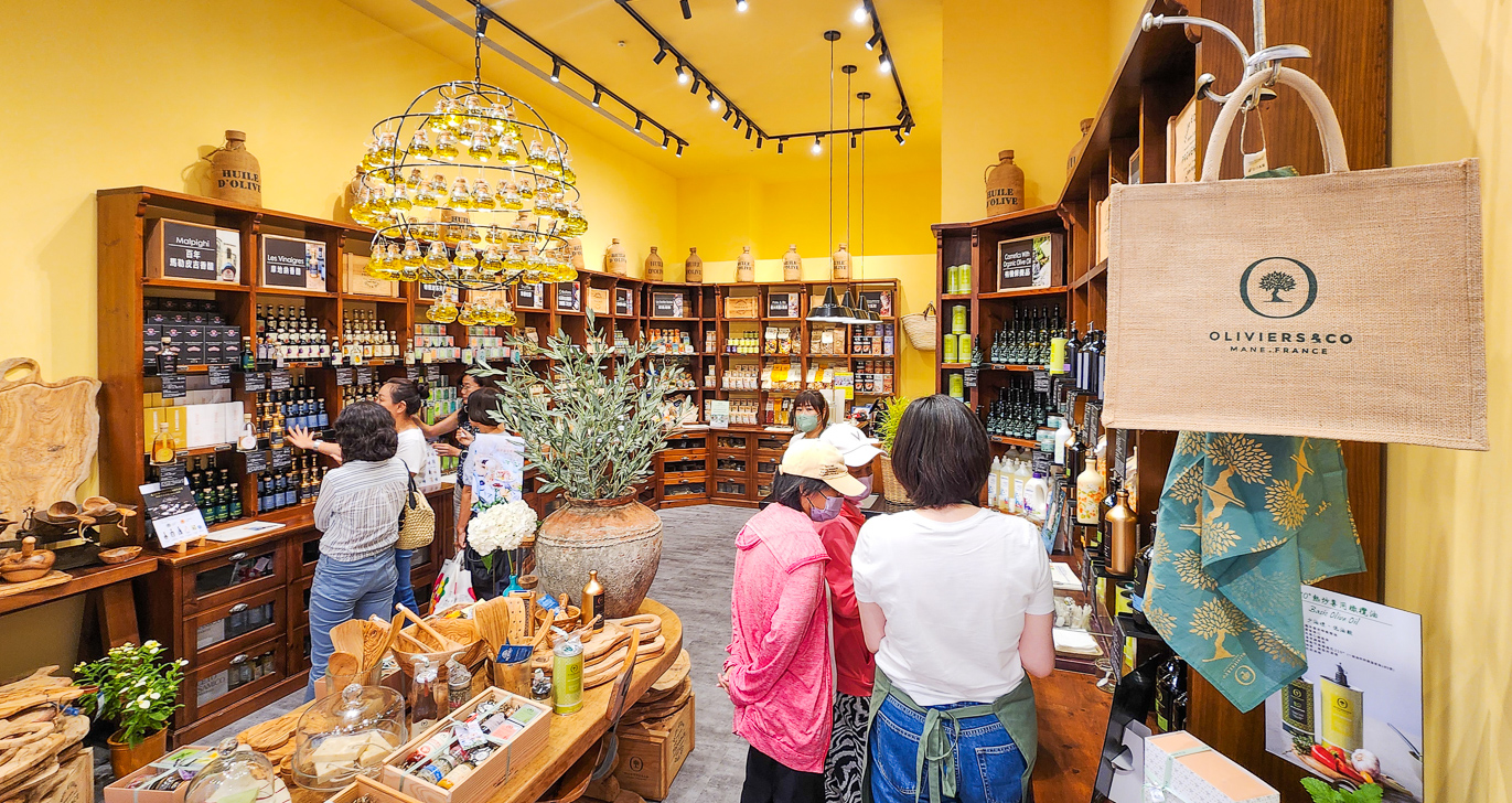 ▲O&CO風味橄欖油展現品牌發源地的法式風格,以完整的產品線服務高雄地區廣大的舊雨新知。(圖/記者黃淑貞攝)